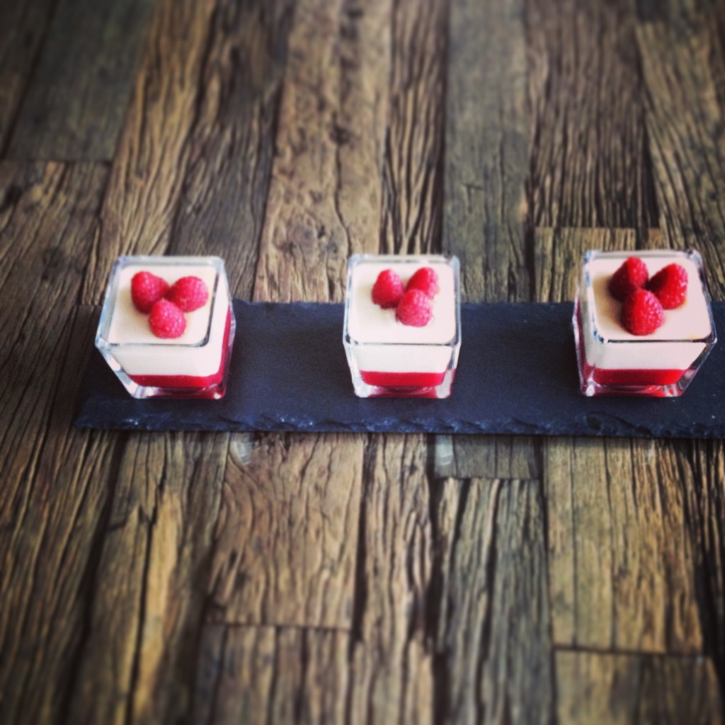 Panne Cotta mit Himbeer-Prosecco Gelee - Gutes im Glas ... Panne Cotta mit Himbeer-Prosecco Gelee - Gutes im Glas ...